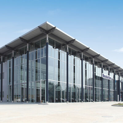 Modular Exhibition Space with Large Column-Free Interior and Insulated Composite Panels for Steel Structure Halls